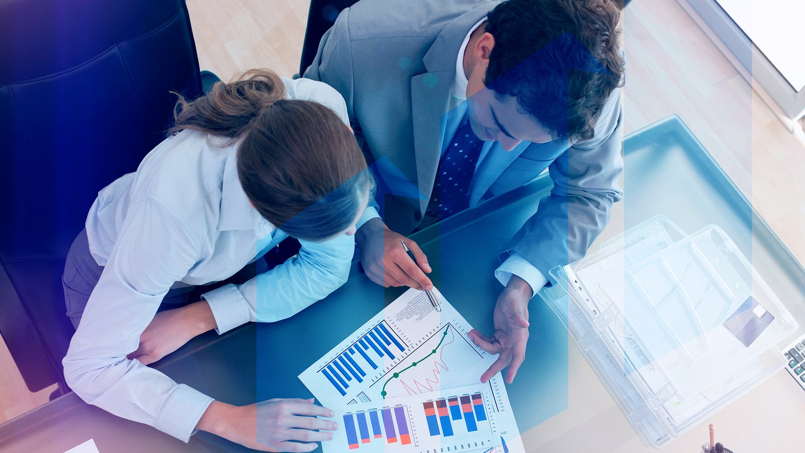 Equipo empresarial analizando información y riesgos